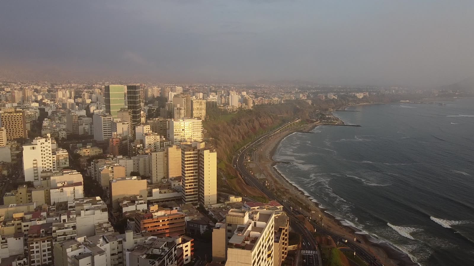 Miraflores al atardecer, desde el aire